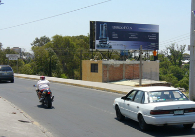 Valla publicitaria en carretera